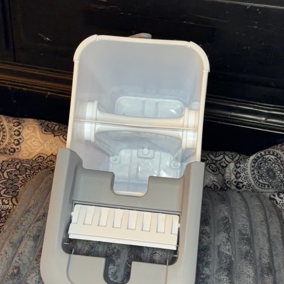 Self-Wringing Flat Mop Bucket System – Dual Chamber + Pads) - Picture 3 of 10